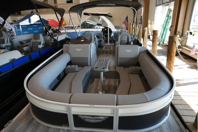 2025 Bennington 25 LTFB New Pontoon Boat 50HP Engine - Image 3