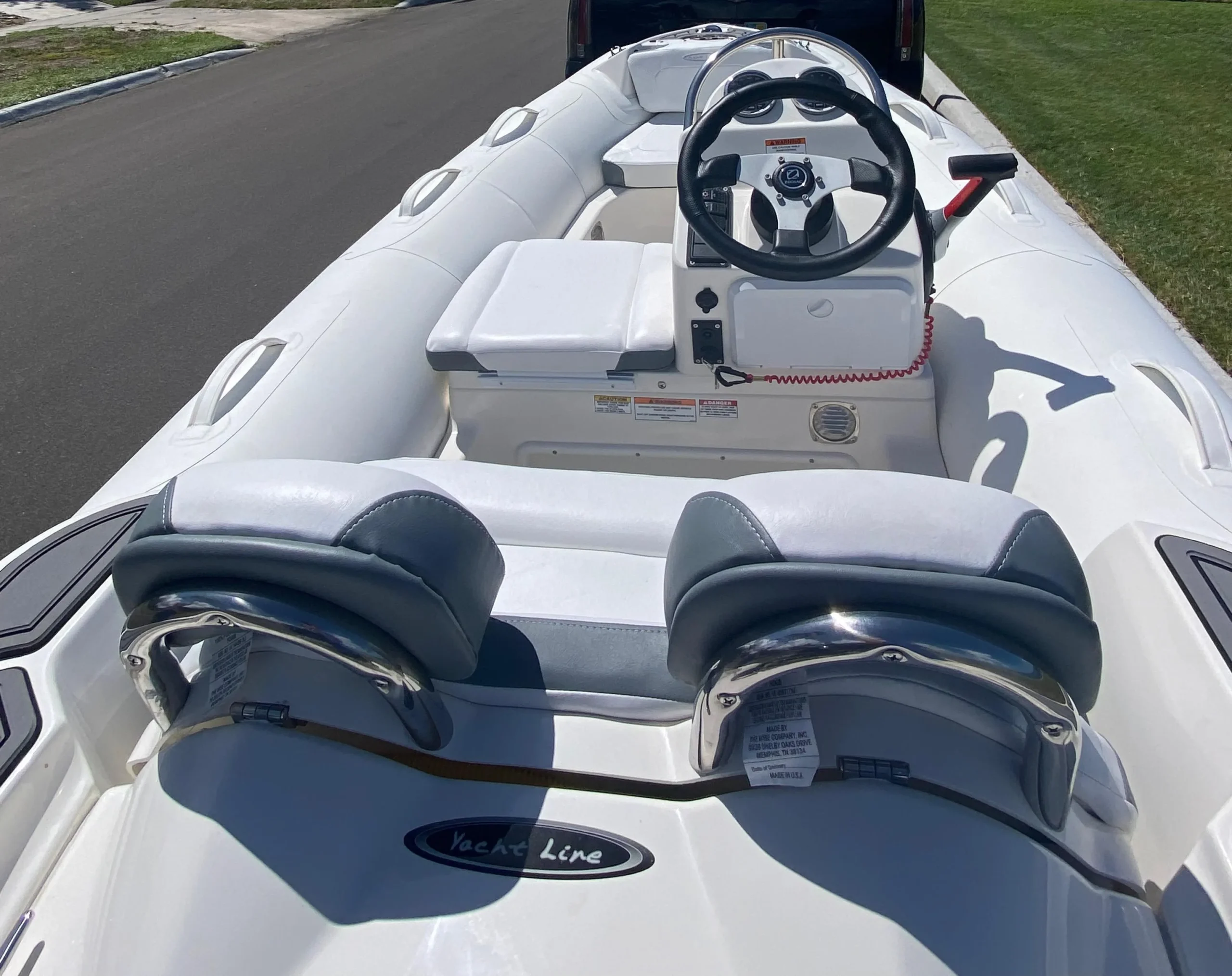2025 Zodiac Yachtline Deluxe 360 Rigid Inflatable Boat - Image 3