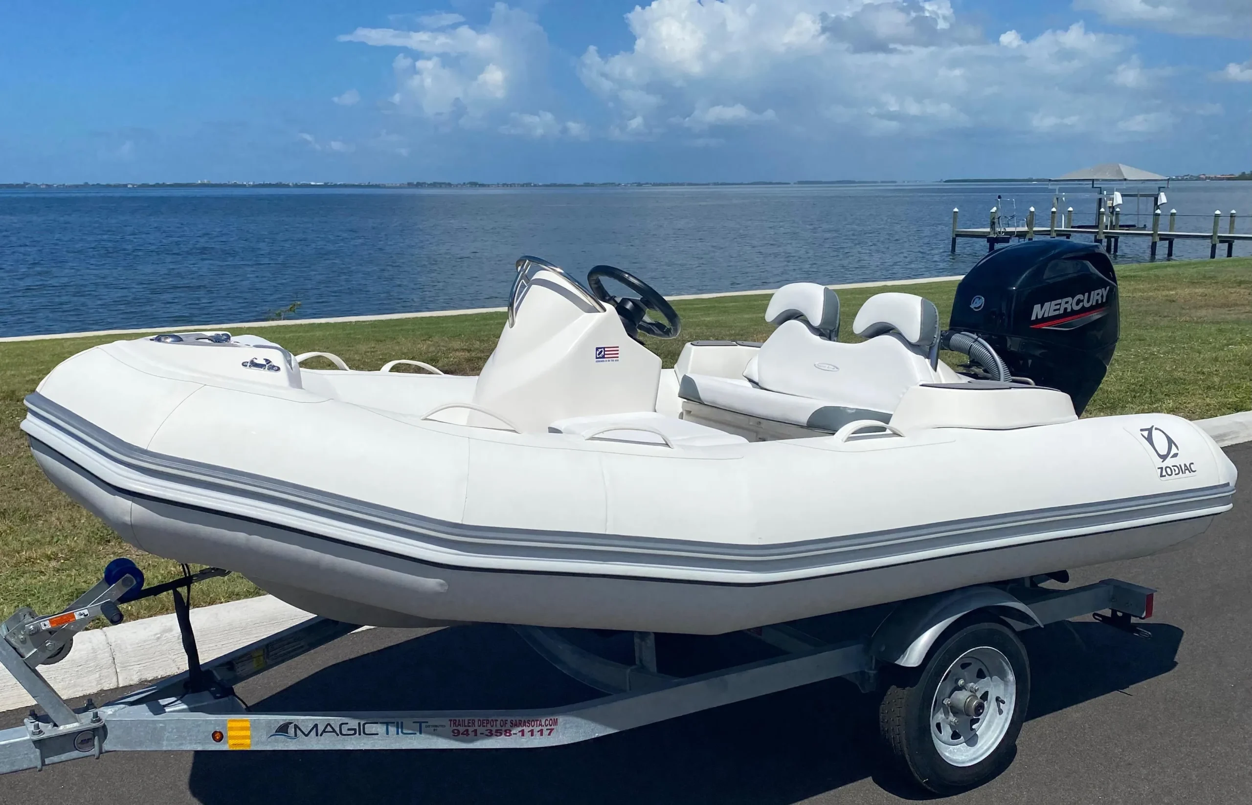 2025 Zodiac Yachtline Deluxe 360 Rigid Inflatable Boat - Image 4
