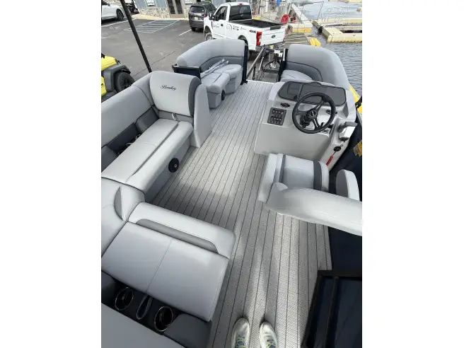 2026 Bentley LE 160CR 16 Foot Pontoon Boat Mercury Avator Dash for Motor Restricted Lakes - Image 4