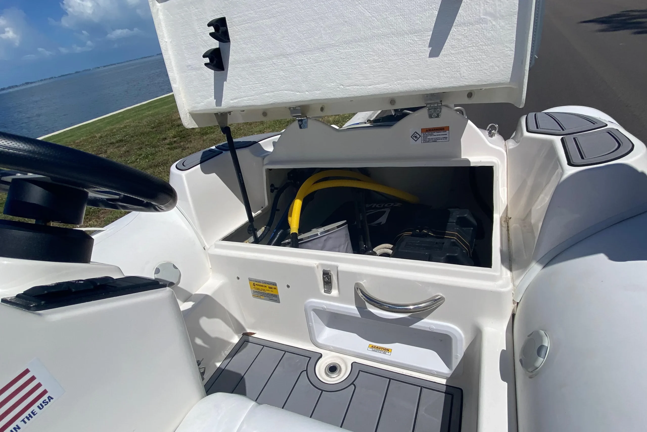 2025 Zodiac Yachtline Deluxe 360 Rigid Inflatable Boat - Image 5