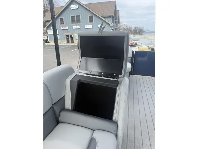2026 Bentley LE 160CR 16 Foot Pontoon Boat Mercury Avator Dash for Motor Restricted Lakes - Image 6