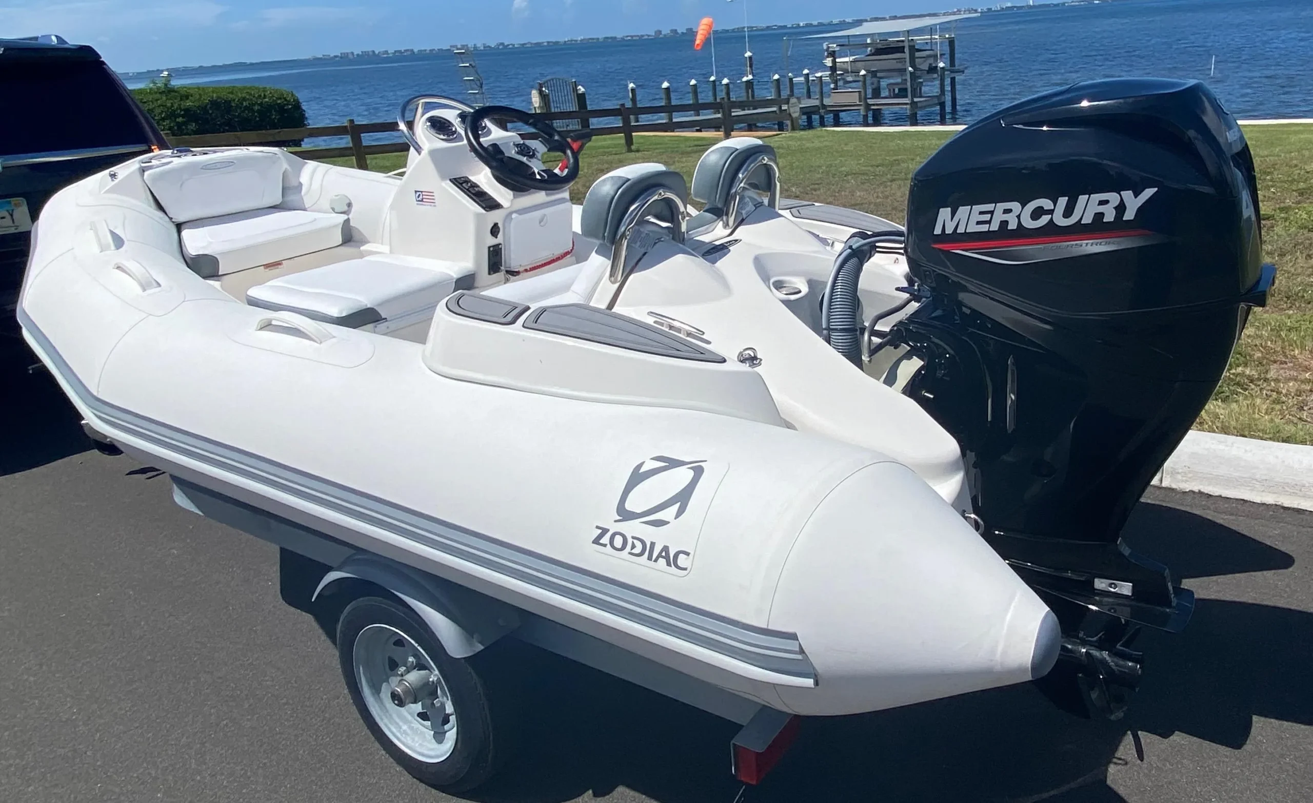 2025 Zodiac Yachtline Deluxe 360 Rigid Inflatable Boat - Image 7